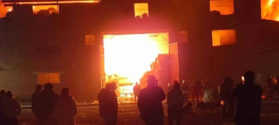 Una planta recicladora de plástico se quemó en El Alto por un aparente fuego artificial