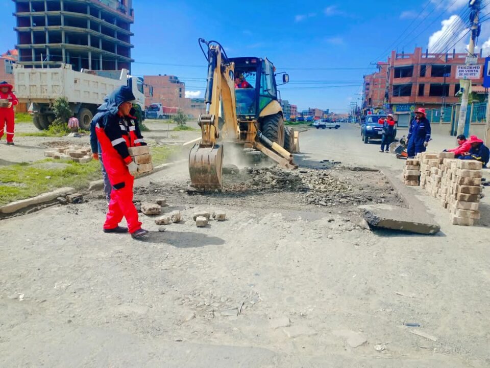 arreglan una avenida en el alto