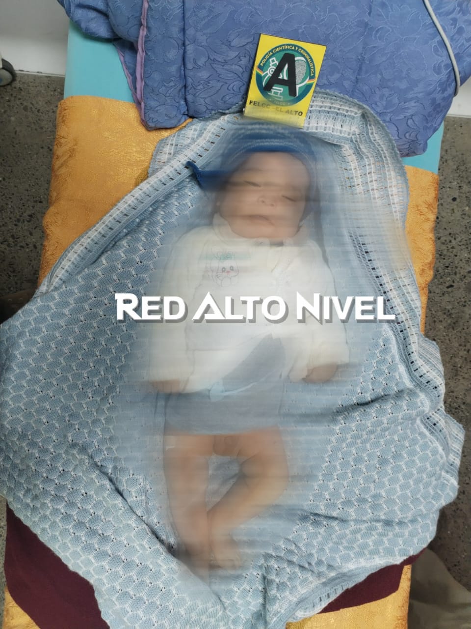 𝗥𝗲𝗱 𝗔𝗹𝘁𝗼 𝗡𝗶𝘃𝗲𝗹 𝟭𝟵 𝗱𝗲 𝗺𝗮𝘆𝗼 𝟮𝟬𝟮𝟱.- Una joven madre de 17 años provocó accidentalmente la muerte de su bebé de cuatro meses, tras cubrirlo con varias frazadas en un intento desesperado por calmar su llanto. Según el informe policial, la madre explicó que el bebé no dejaba de llorar y, al no saber cómo calmarlo, decidió cubrirle la cabeza con tres frazadas. Dos horas después, al regresar al dormitorio, encontró al menor sin signos vitales. “El bebé lloraba y, en su desesperación, la madre le tapó la cabeza con tres frazadas. Cuando volvió a revisar, ya no respiraba”, informó el coronel Jhosiro Arimendia, director de la Fuerza Especial de Lucha Contra el Crimen (Felcc) de El Alto. Tras descubrir lo sucedido, la madre llevó al menor a la Clínica Fides, donde el personal médico confirmó que ya no presentaba signos vitales y reportó el hecho a la Policía. La joven fue aprehendida y se encuentra a la espera de sus medidas cautelares. El informe preliminar descarta que se trate de un infanticidio intencional.