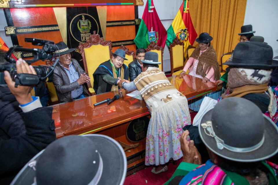 Santos Quispe con autoridades de Coro Coro