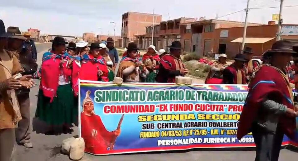 Comunarios de Cucuta bloquean la carretera a Copacabana