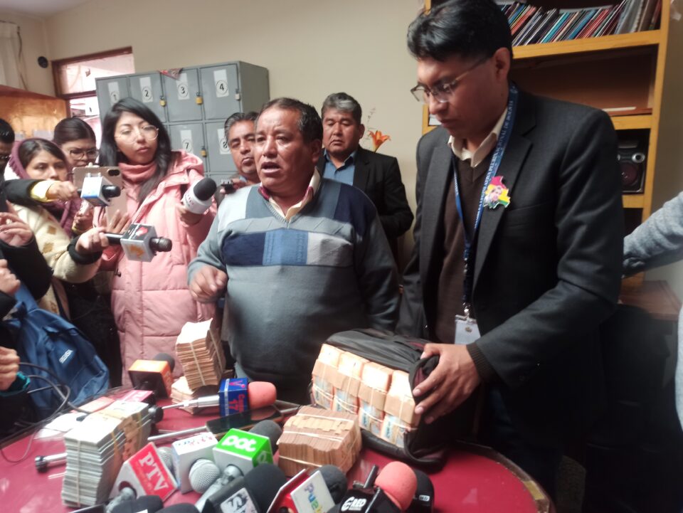 Richard Calle Ticona devuelve 1 millón de bolivianos al Magisterio Rural La Paz