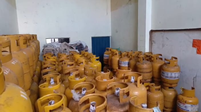 Intervienen una vivienda con más de 7000 garrafas