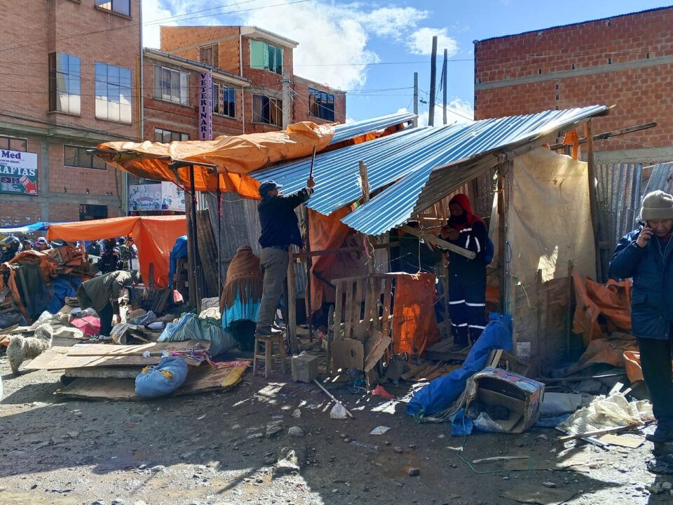 Comerciantes son desalojados en Rio Seco