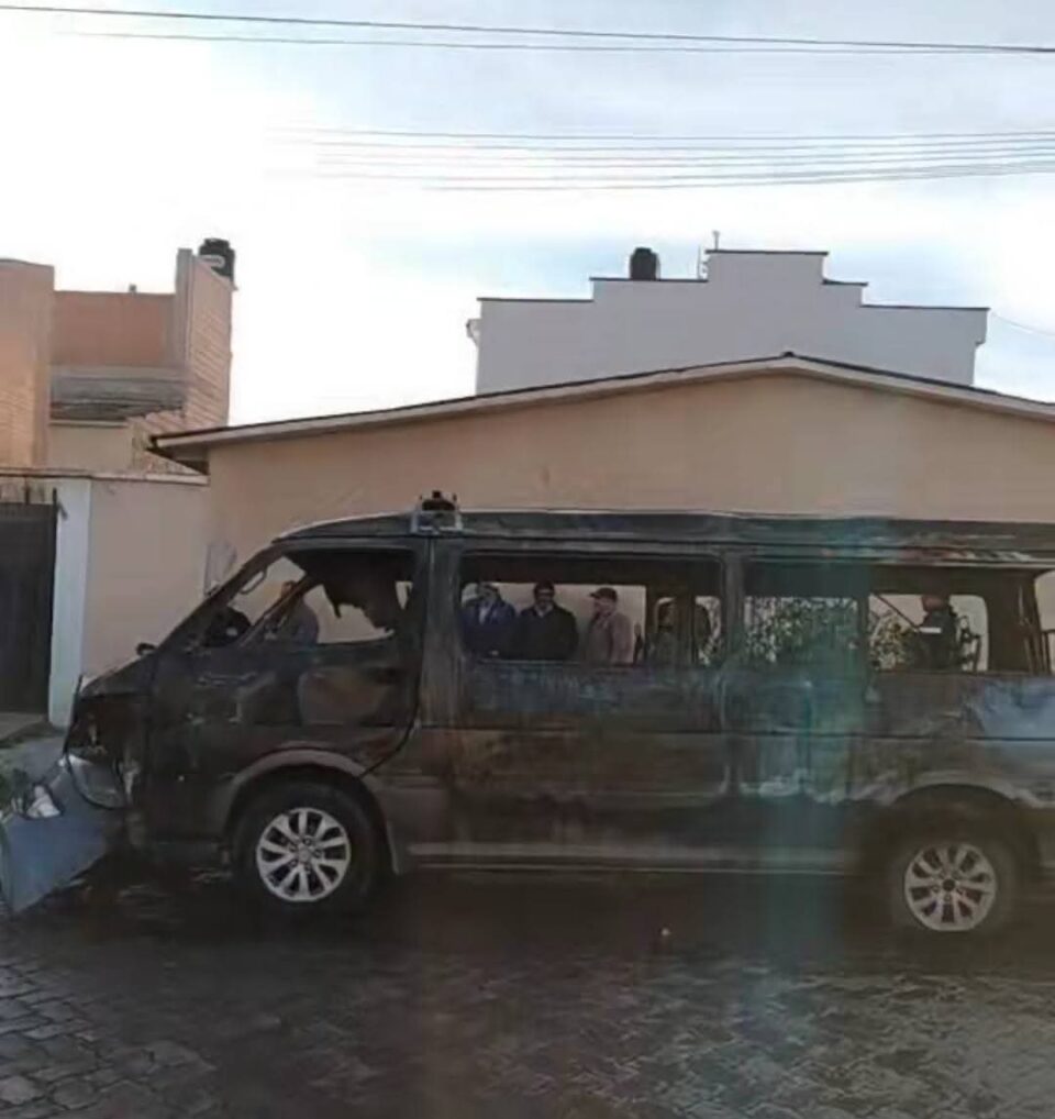 Minibús quemado en Villa Adela