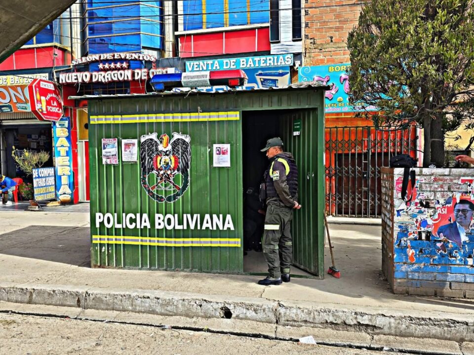 Caseta policial en puente Rio Seco