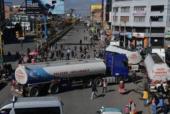 Transporte pesado bloquea la avenida 6 de marzo