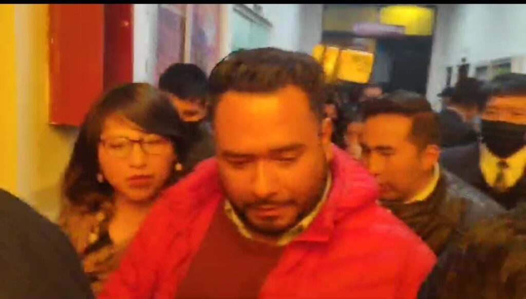 Eva pacheco resguardada por funcionarios municipales