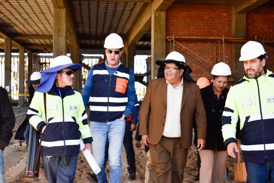 Eliser Roca, inspecciona la construcción de campo ferial de El Altol