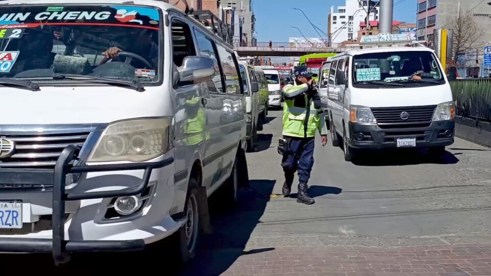 Guardias municipales de El Alto realizan control al transporte