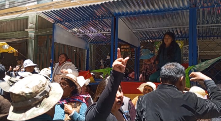 Conflicto entre gremiales y propietarios de edificios comerciales de la calle cinco de la Ceja